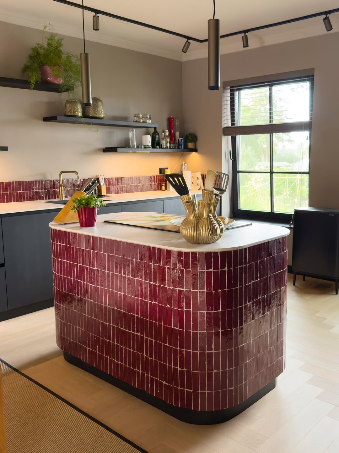 Zellige KitKat in Bordeaux Rouge op een keukeneiland met afgeronde hoeken bij Designtegels.nl Utrecht