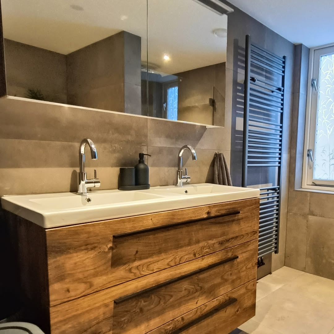Moderne badkamer met houten accenten