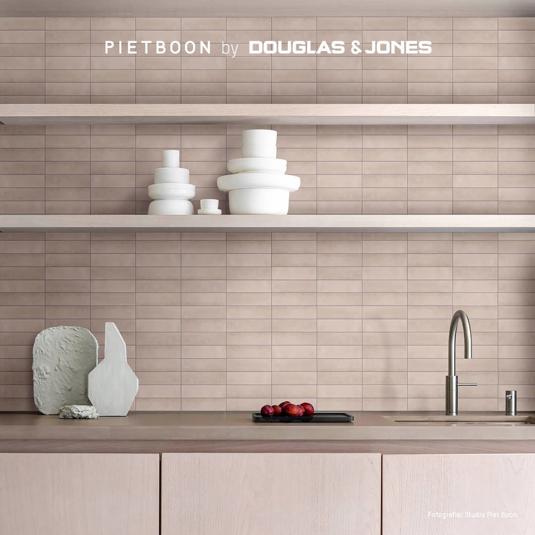 COMPACT Tile als beige keukenachterwand met horizontale rechthoekige tegels bij Lingen Keramiek