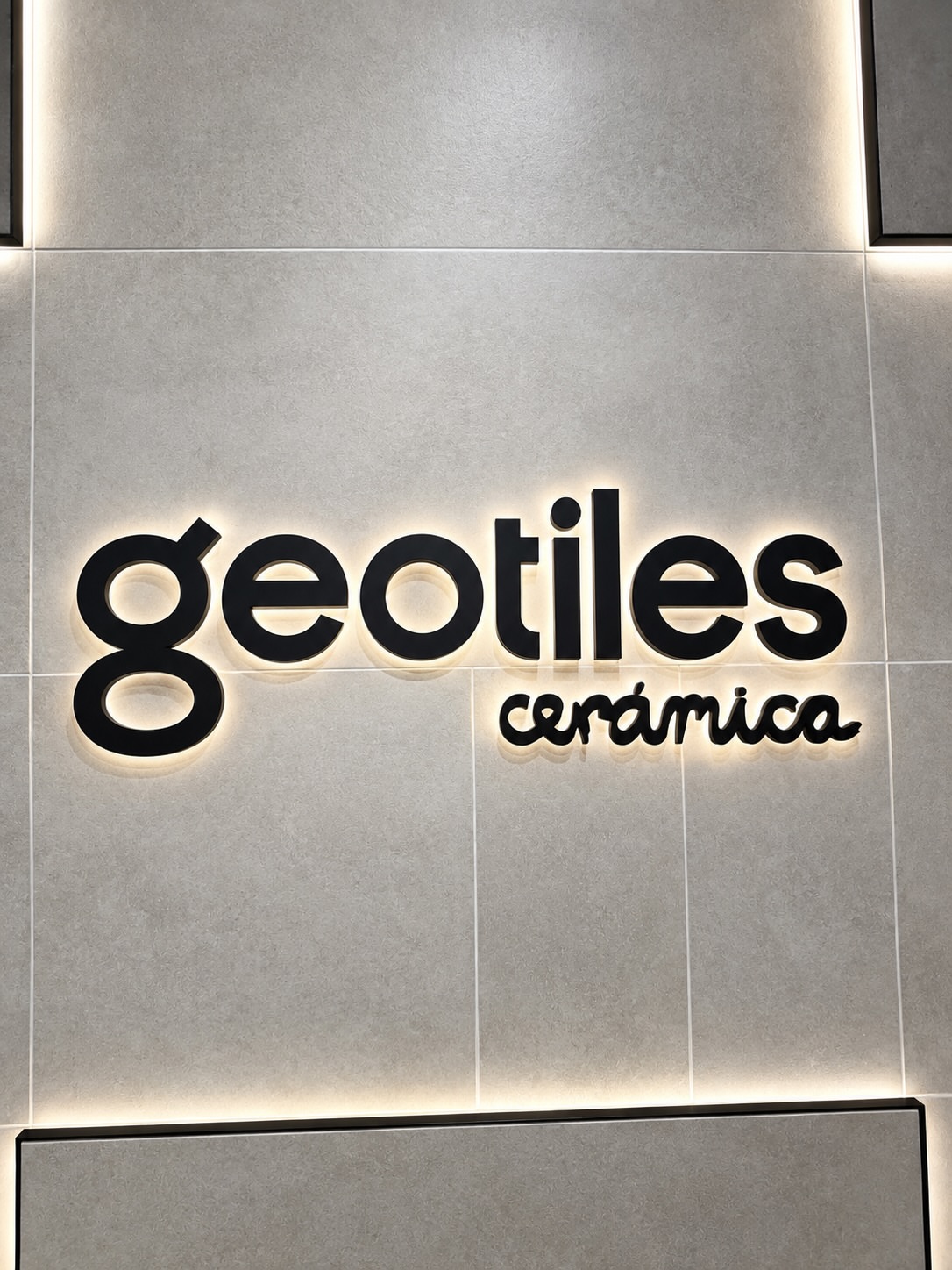 Geotiles wandtegels in lichtgrijs met verlicht zwart merklogo bij BouwStation XL in Roosendaal