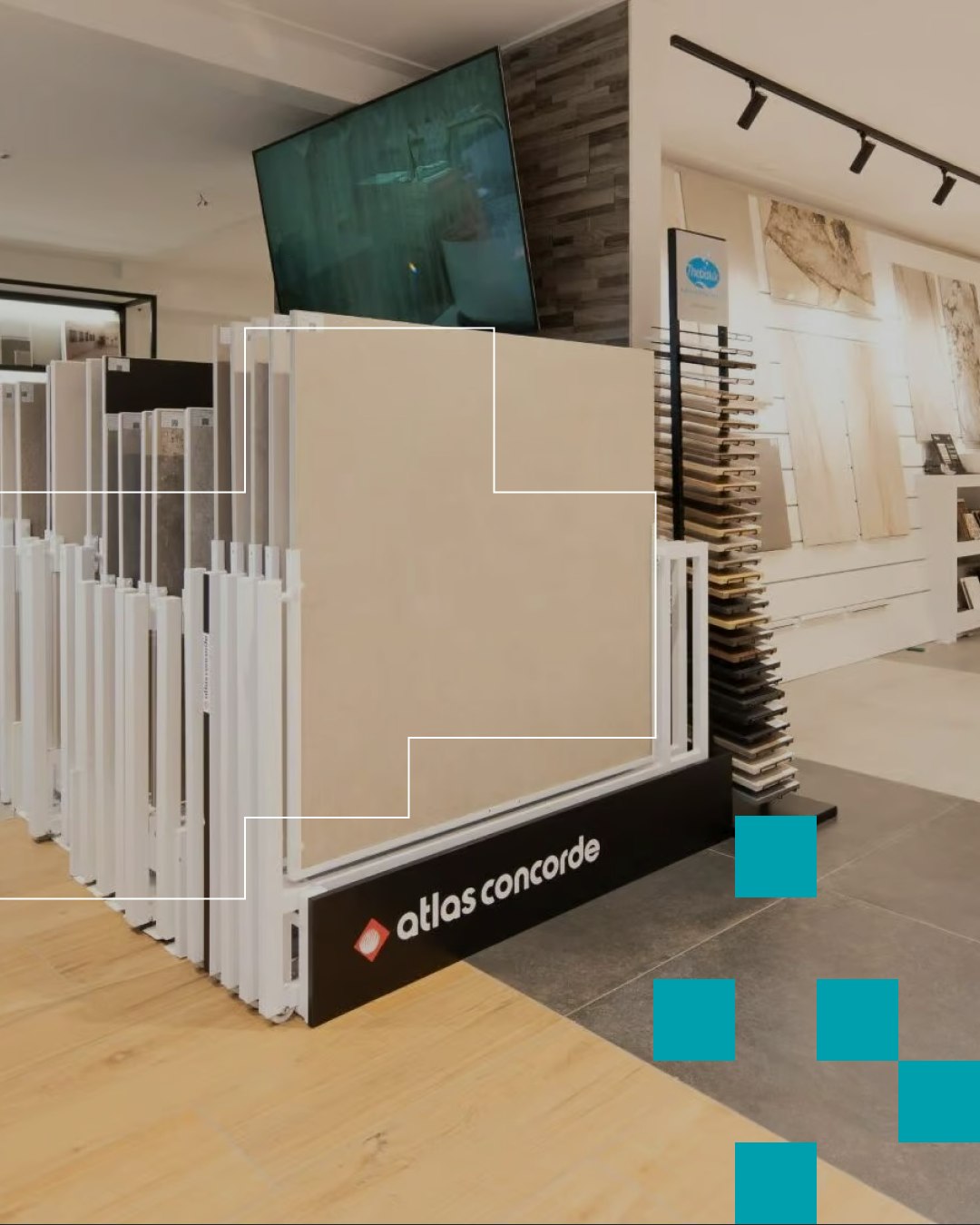 Tegeldisplays met grote crèmekleurige en grijze tegels, aderpatronen en een Atlas Concorde-presentatierek.
