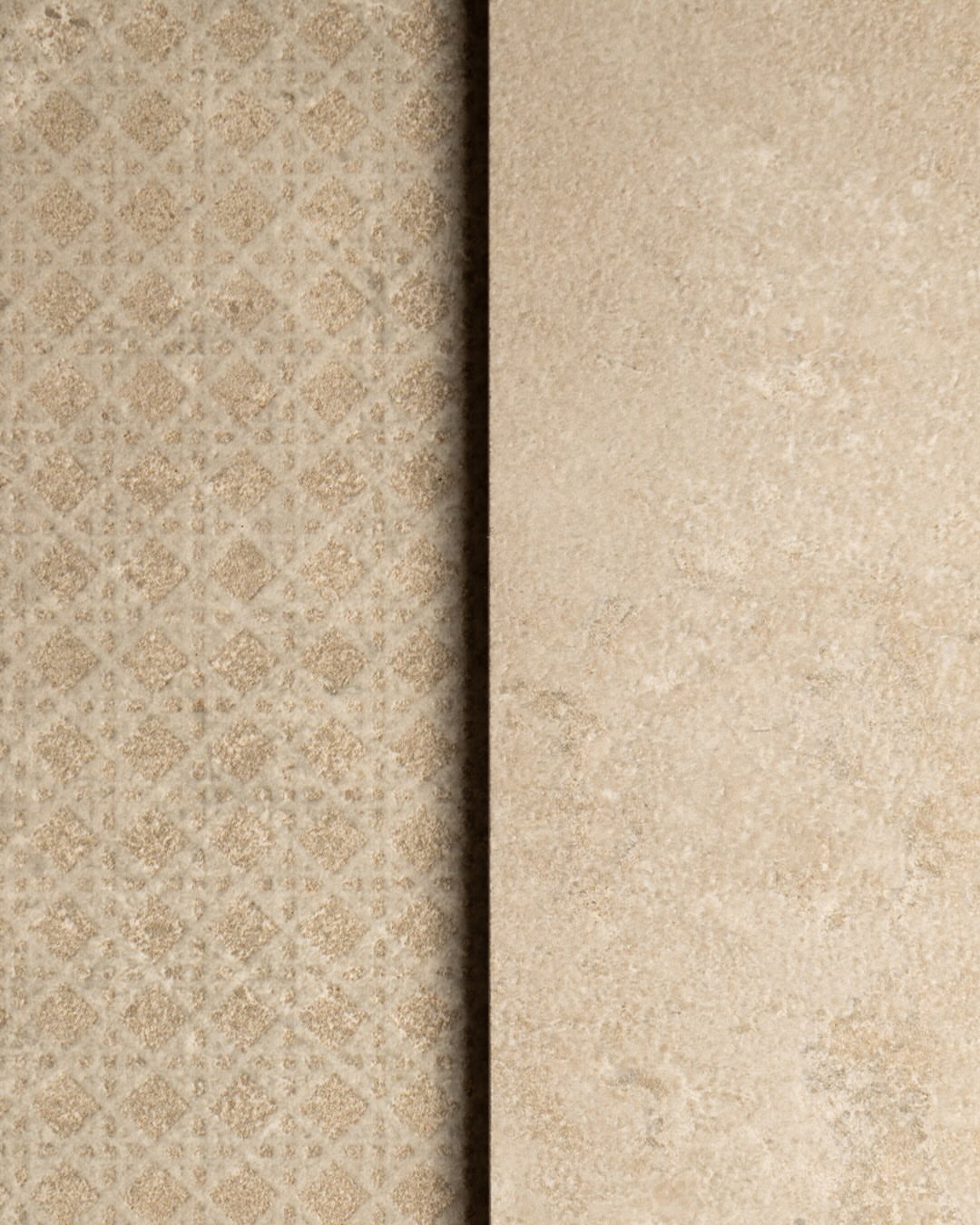 Portland Weave met beige weefreliëf naast een rustiger steenachtig oppervlak bij Ariostea