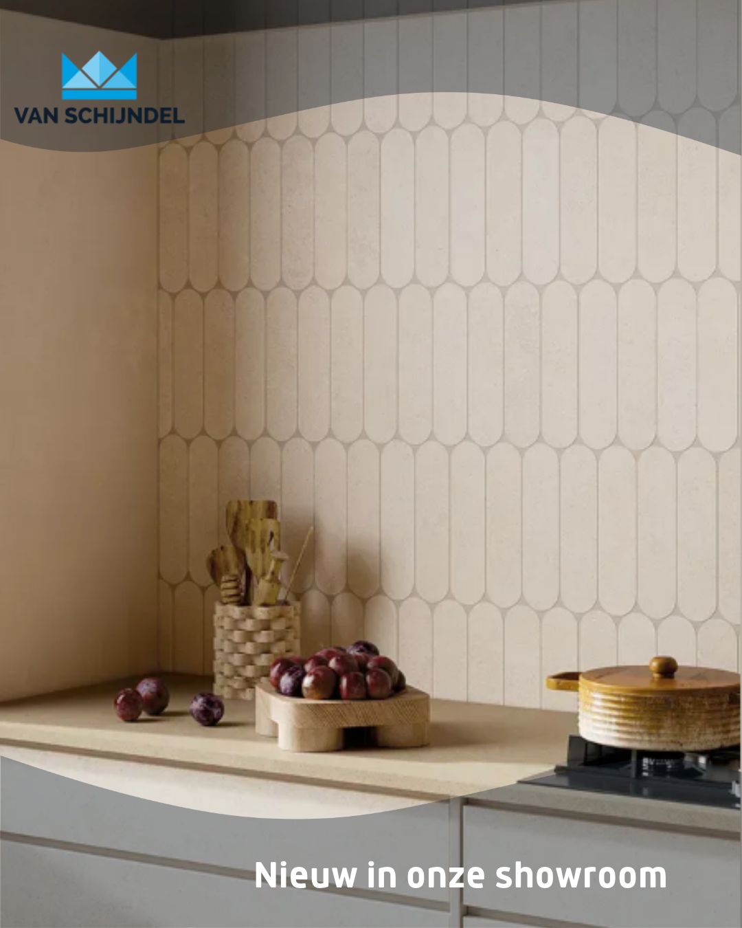 Lichte keuken met een beige wandpatroon van langgerekte, afgeronde vormen en een bijpassend werkblad.
