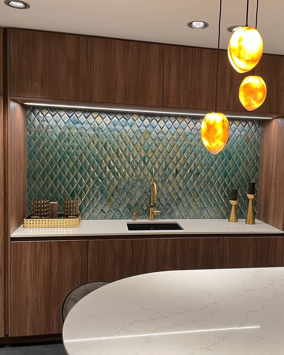 Groene decortegels als glanzende ruitvormige keukenachterwand bij Au Four Keukens, geleverd door Rutters & Smits