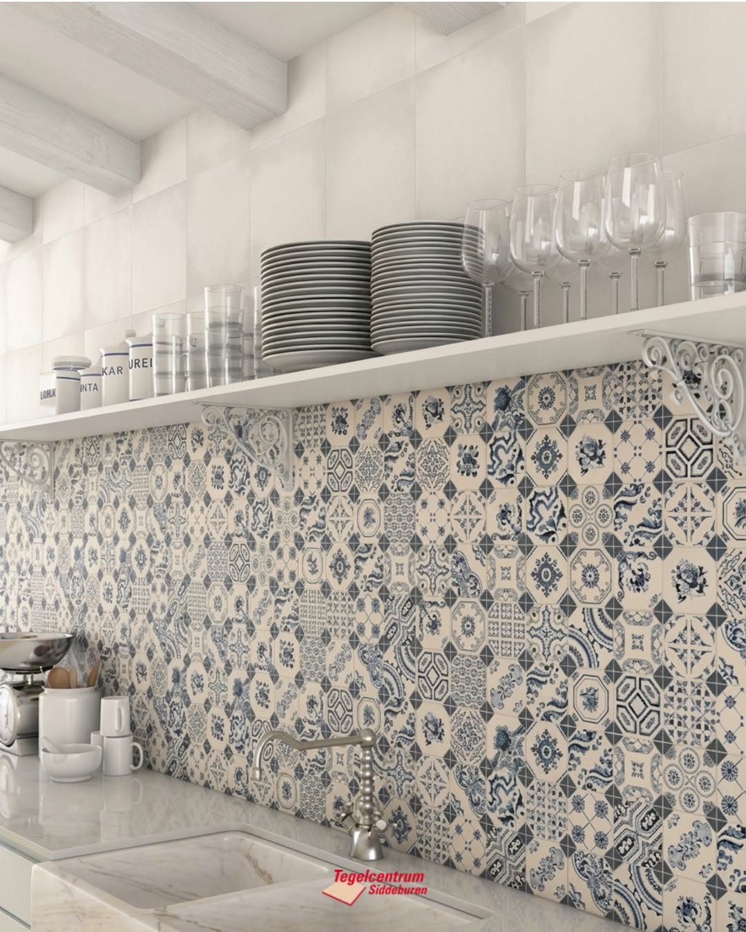 Achthoekige patchwork wandtegels in blauw op crème achter het keukenaanrecht bij Tegelcentrum Siddeburen