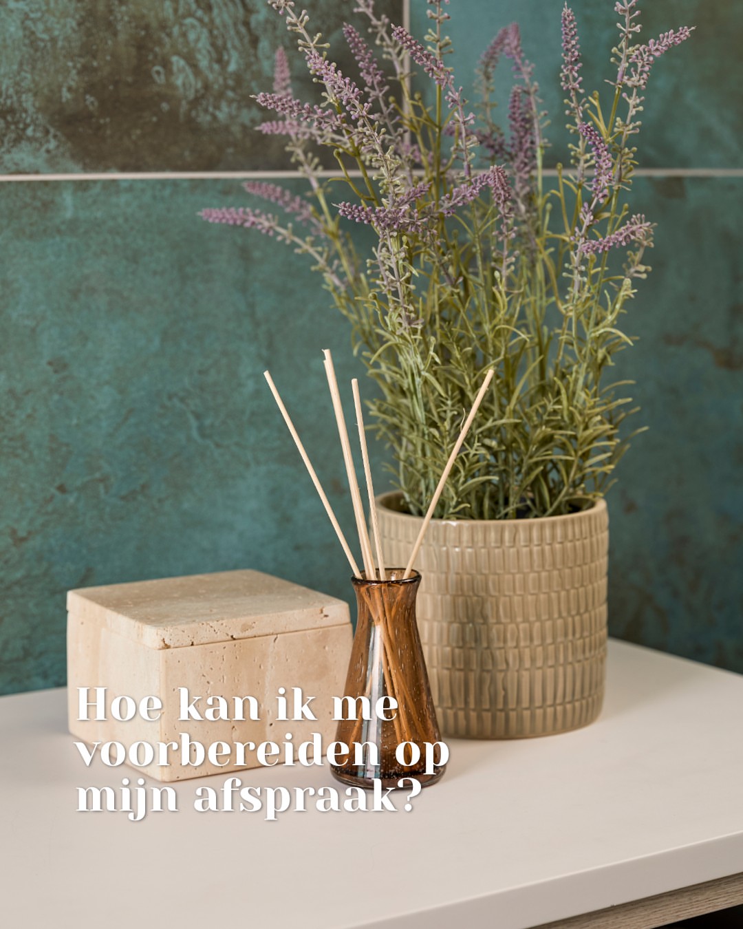 Groenblauwe wandtegels met lichte voegen en beige accessoires bij Zoon Tegels & Badkamers in Heemskerk