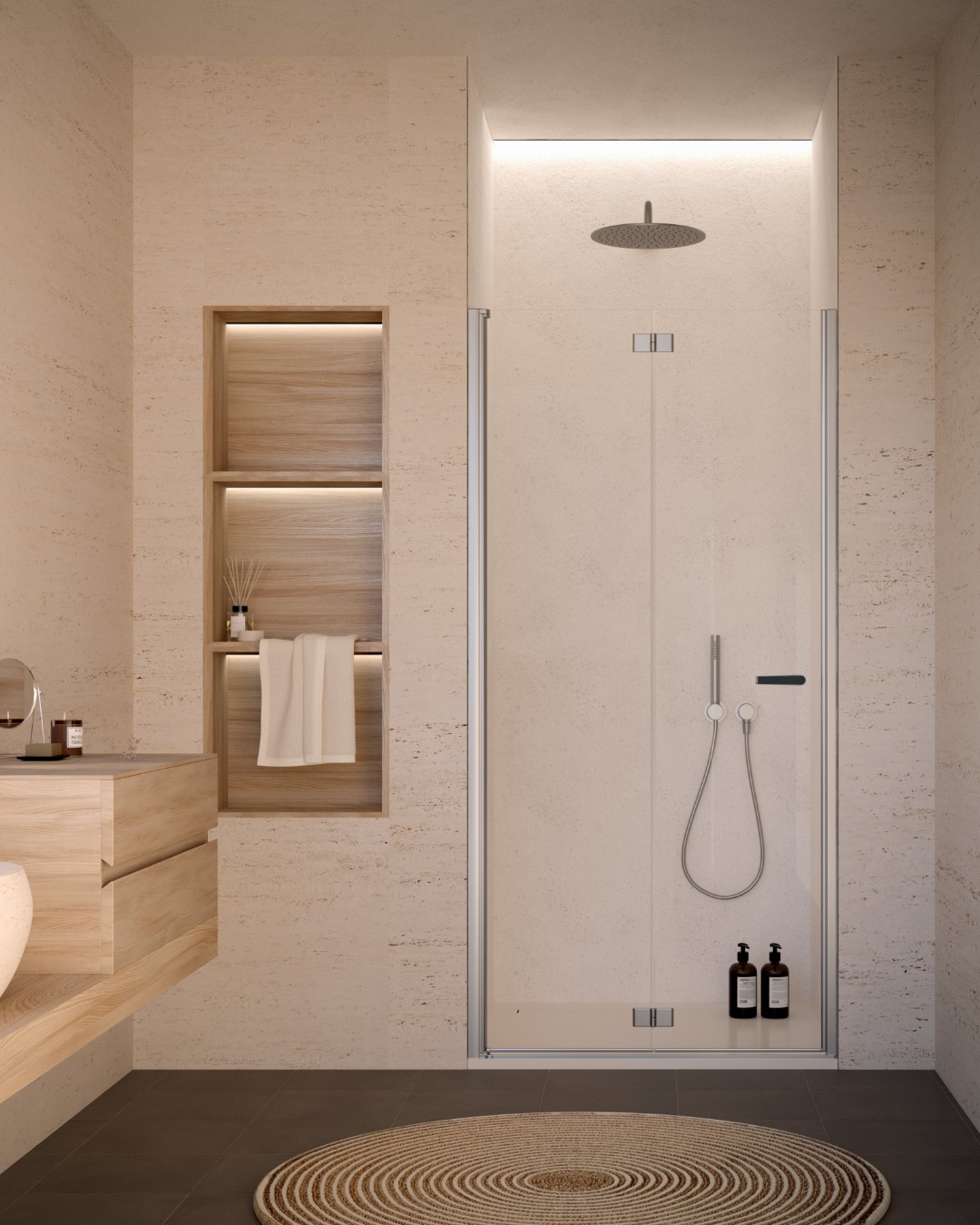 Glazen douche in een nis met slanke profielen, beige wanden en een verlichte houtlooknis ernaast.