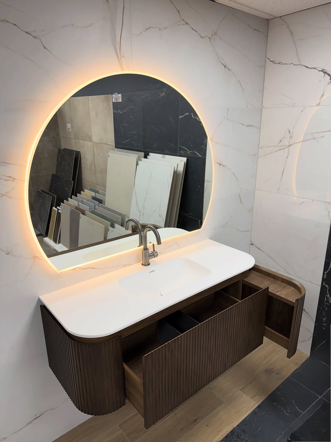 Eleganza badkamermeubel met donker ribbelfront en witte wastafel bij De Tegelmaster in Zwolle