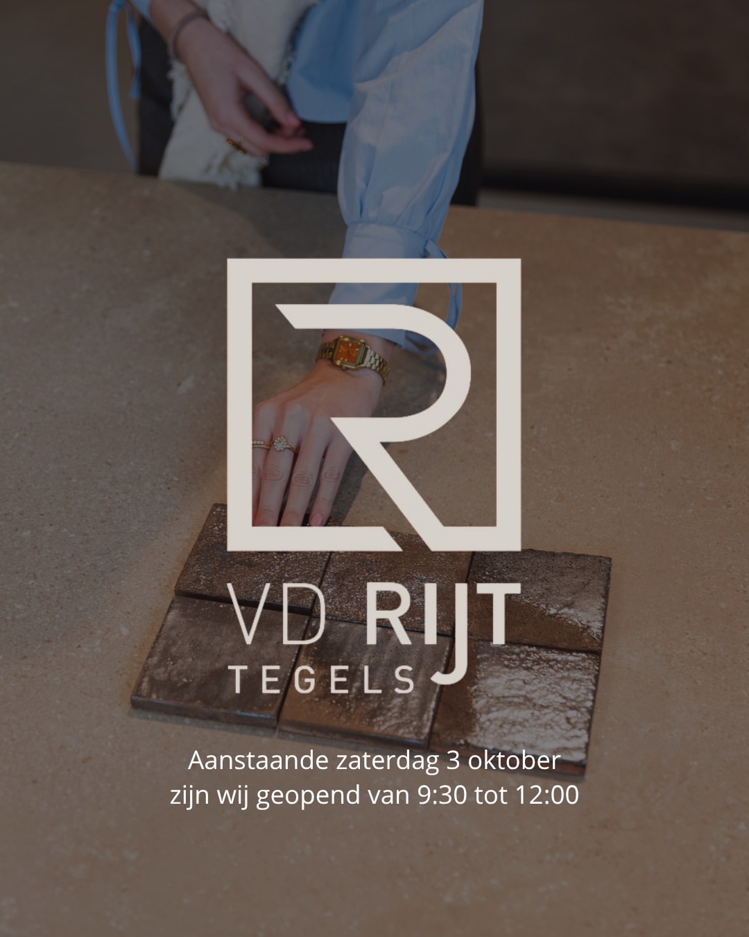 Aangepaste openingstijden met bruine tegelstalen en bedrijfslogo bij Van der Rijt Tegels Uden