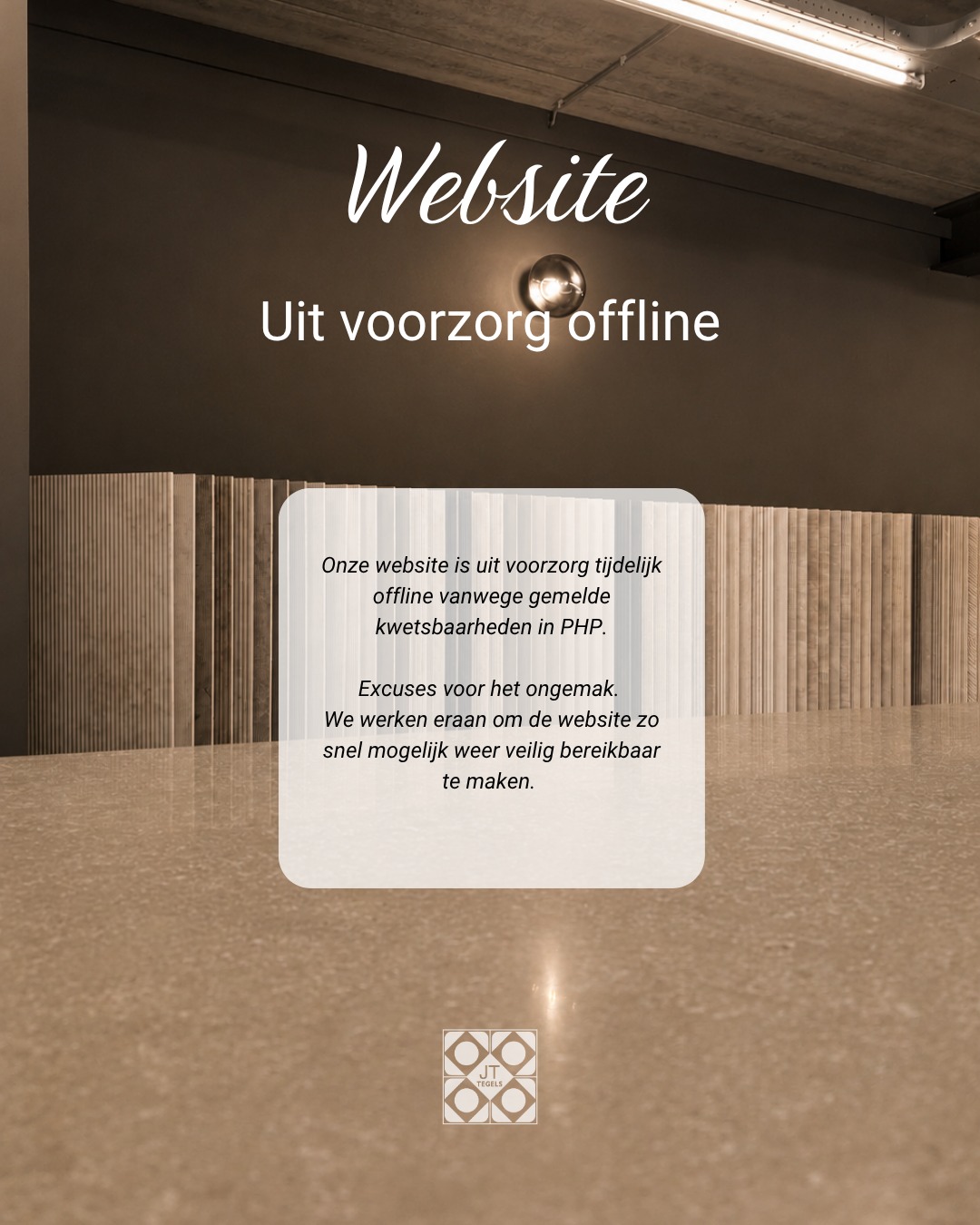 Mededeling over de tijdelijk offline gehaalde website van Jon Toebast Tegels, met tegelpanelen op de achtergrond.