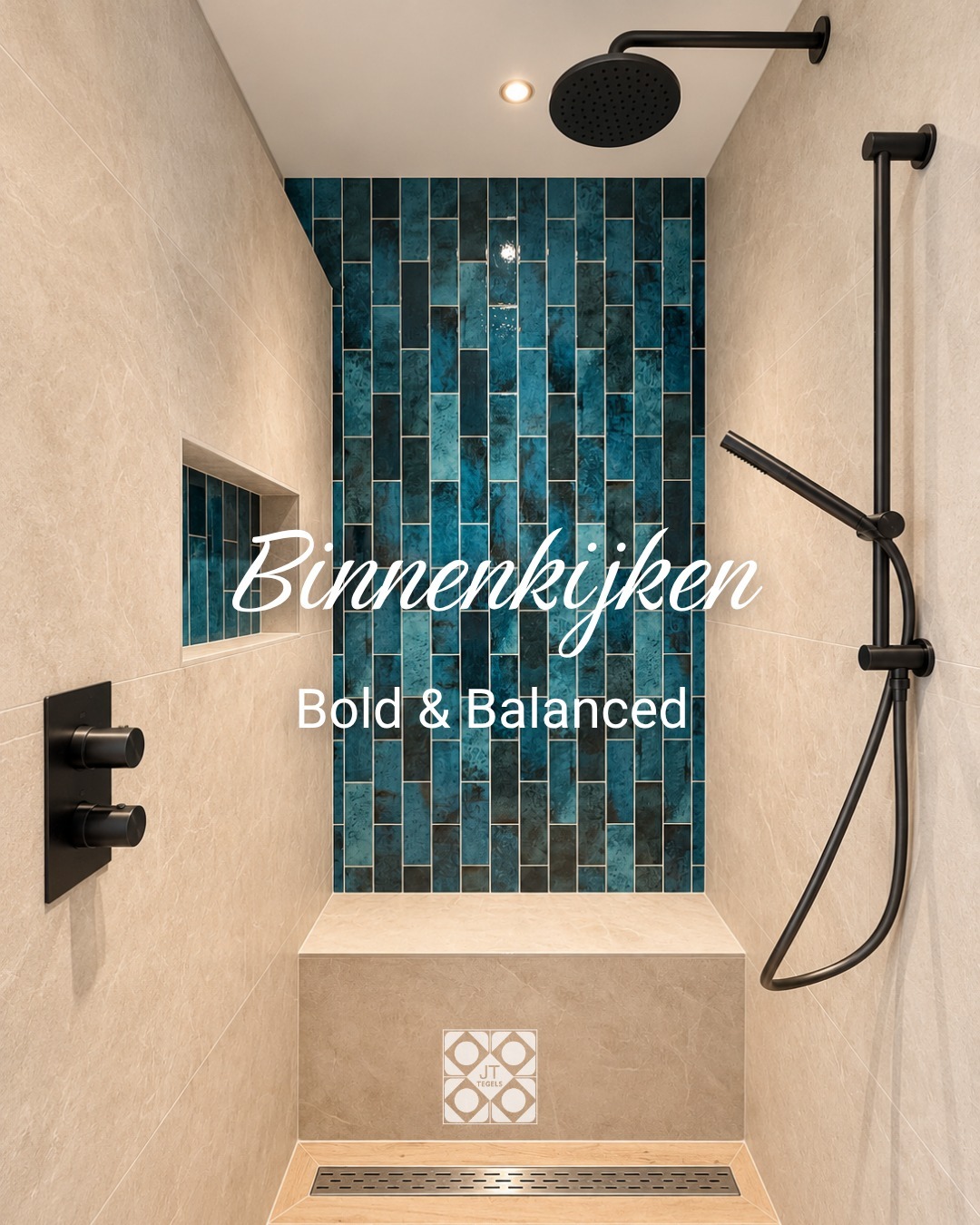 Douche met glanzende blauwe wandtegels, zandkleurige wanden, een zitbankje, wandnis en zwarte douchekranen.
