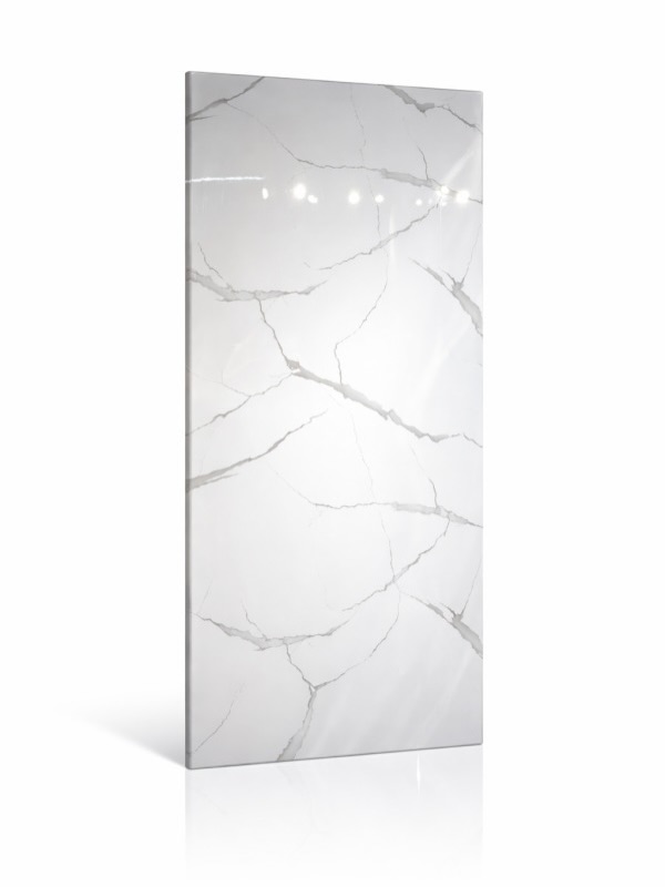 Glanzend wit PVC-wandpaneel met marmerlook en grijze aders, rechtop tegen een witte achtergrond.