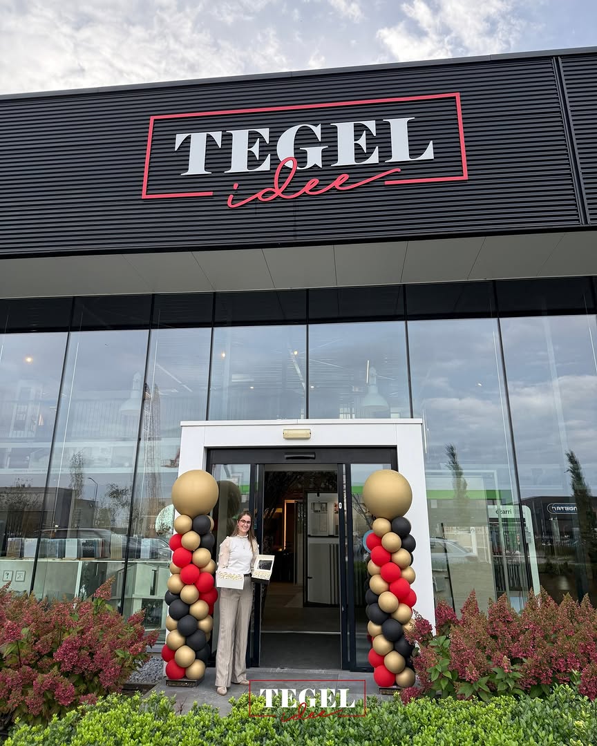 Oktober Woonmaand bij Tegel-Idee in Oud Gastel, met gouden, zwarte en rode ballonnen bij de showroomentree
