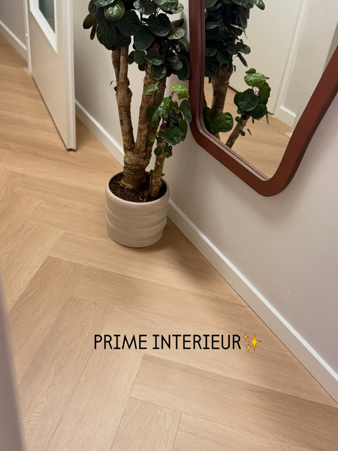 Lagune 95065 PVC-visgraatvloer met lichte houtlook in een hal bij Prime Interieur in Den Haag