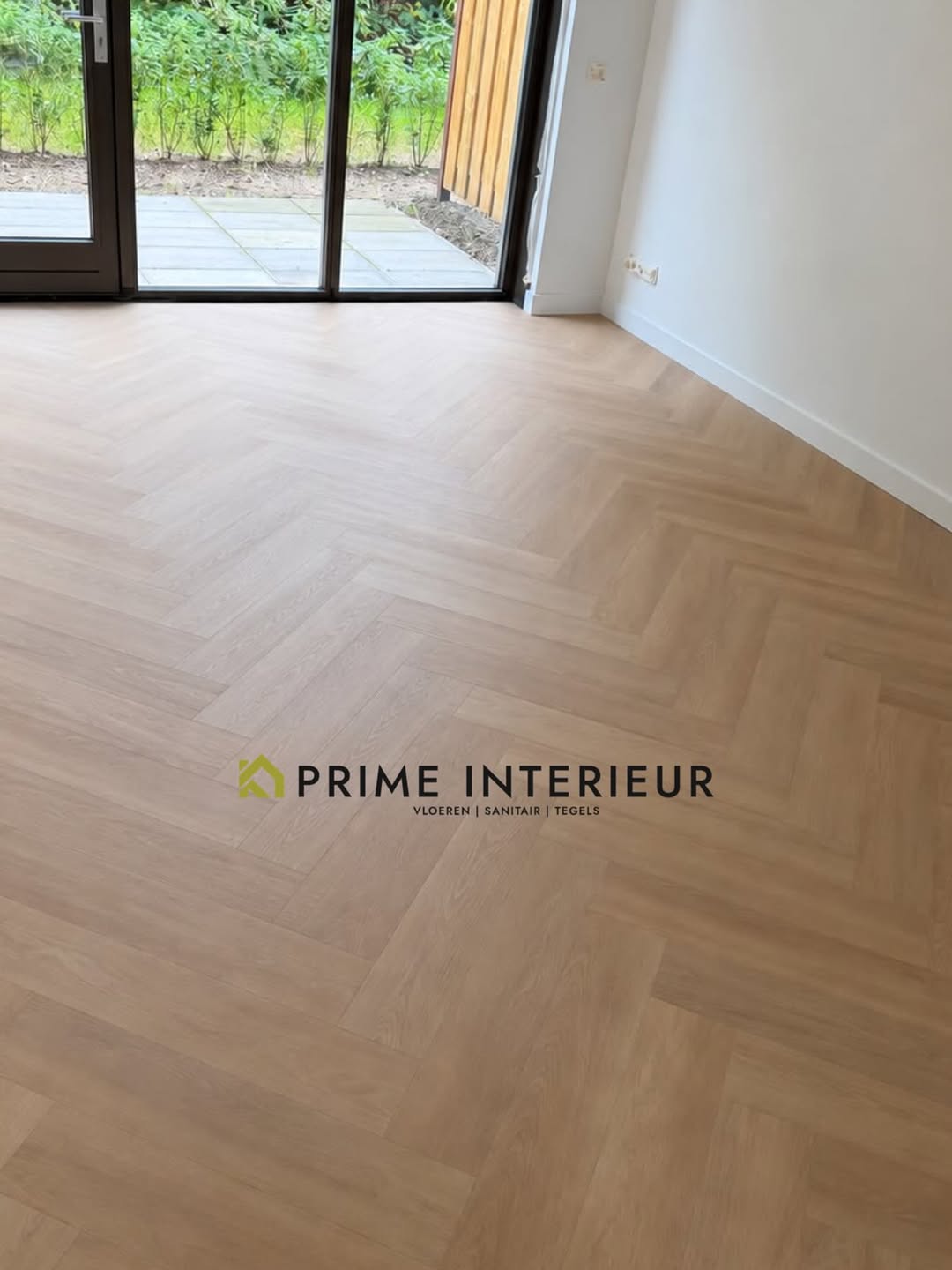 Aspecta PVC-visgraatvloer met lichte houtlook en witte plinten, gerealiseerd door Prime Interieur uit Den Haag