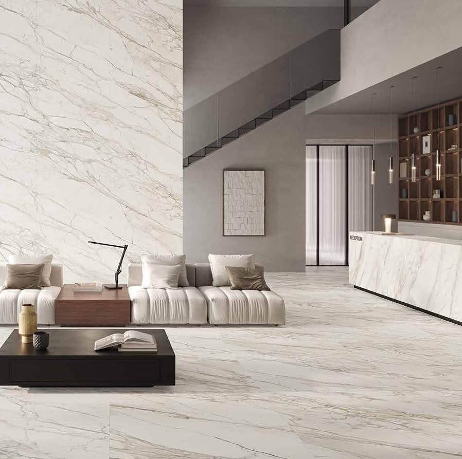 Borghini White met witte marmerlook op vloer, hoge wand en receptiebalie bij TegelStore.nl in Roosendaal