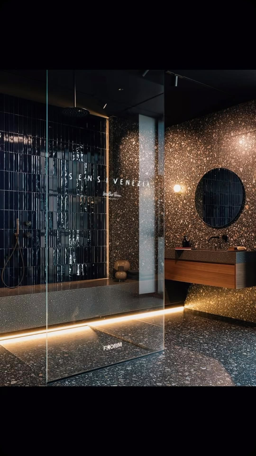 Cersaie 2026 badkamerinspiratie met donkere reliëftegels en spikkelpatroon bij SANIMAX Sanitair & Tegels